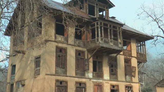 धमकियों के पोस्टर से ना डरेंगे ना भागेंगे