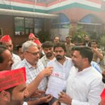 अखिलेश के पोस्टरों पर भड़के अमित शर्मा