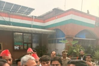 अखिलेश के पोस्टरों पर भड़के अमित शर्मा