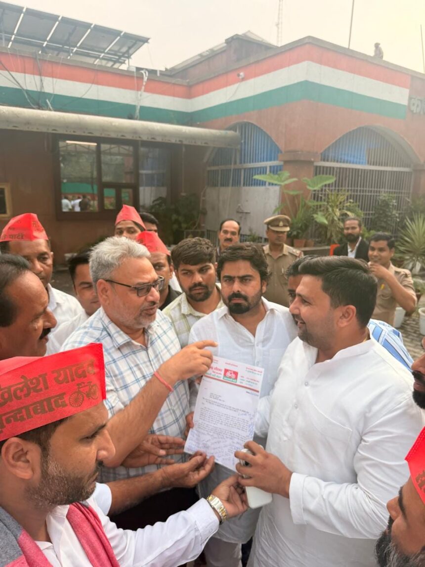 अखिलेश के पोस्टरों पर भड़के अमित शर्मा