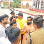 भाजपा नेता के होटल पर विहिप का हंगामा