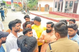 भाजपा नेता के होटल पर विहिप का हंगामा