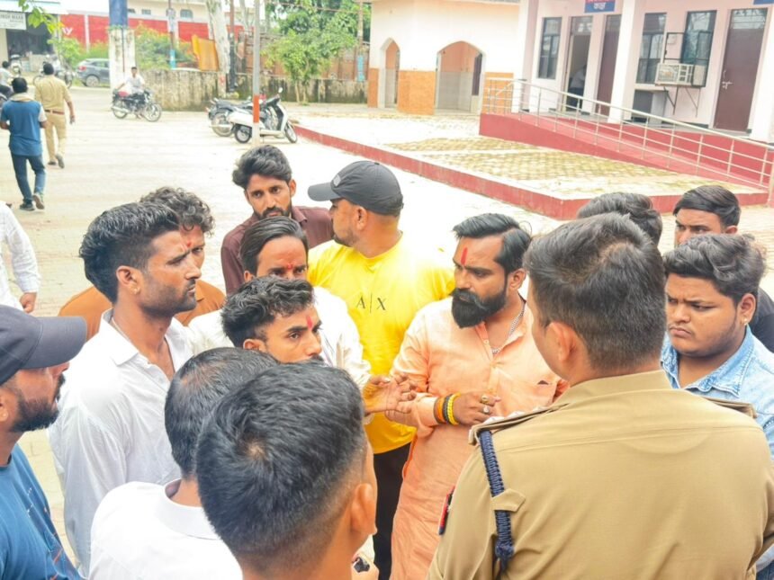 भाजपा नेता के होटल पर विहिप का हंगामा