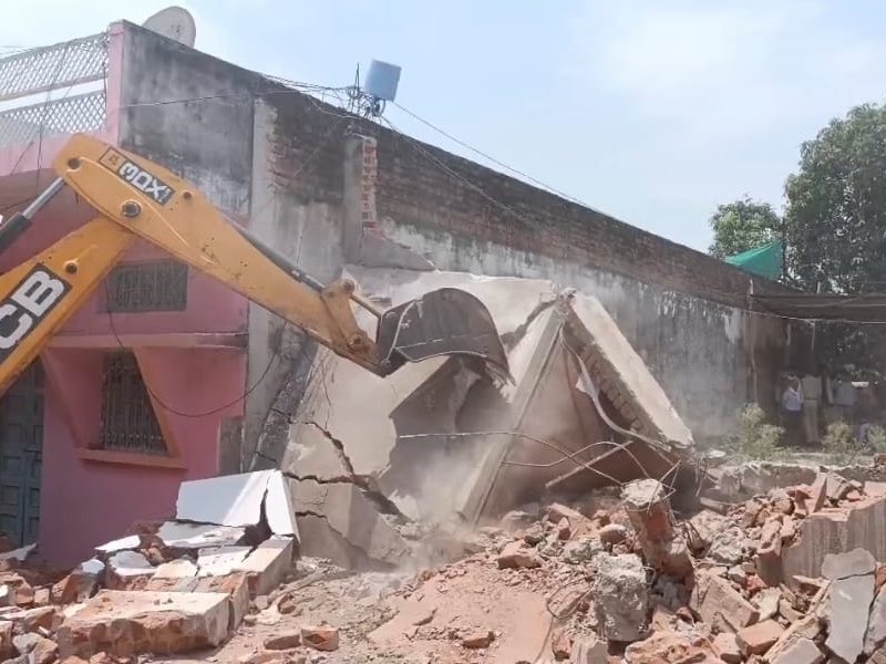 हत्यारों के घर पर बुलडोजर चला जब दी लाश