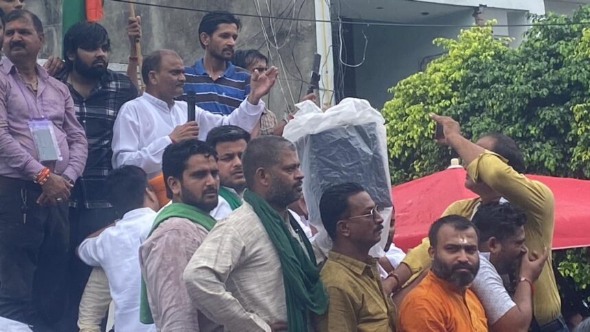 मौसम का मिजाज भी नहीं तोड़ सका व्यापारियों का हौसला