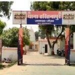 भारत सरकार लिखी गाड़ी पर छह लाेगों के हत्यारें का जुलूस