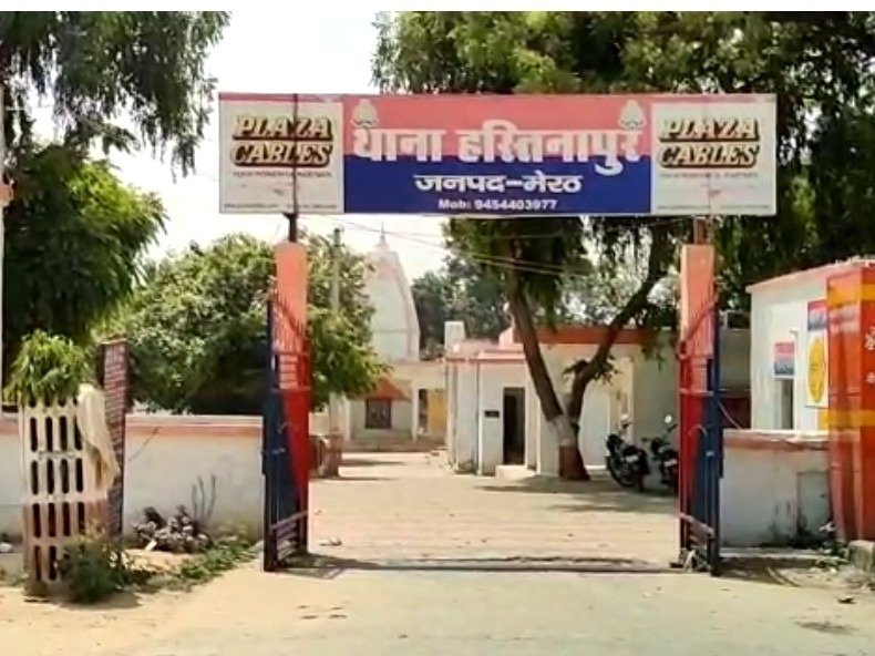भारत सरकार लिखी गाड़ी पर छह लाेगों के हत्यारें का जुलूस