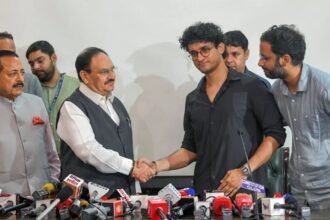 कॉक्रोच के सामने सरकार का फिर सरेंडर