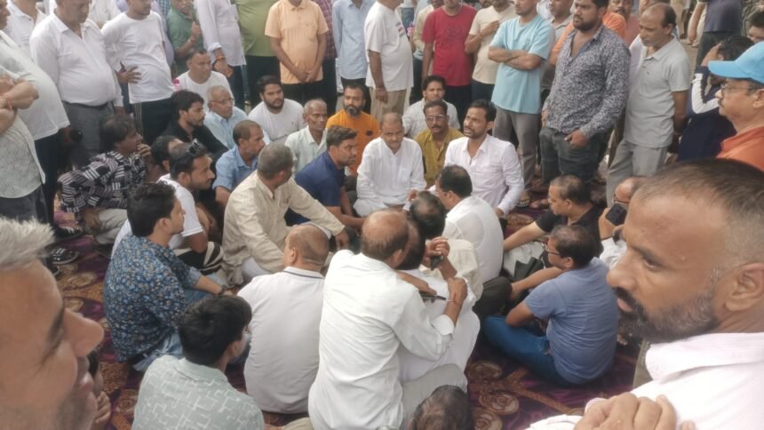 अफसरों ने अभी तो दिया है अटका