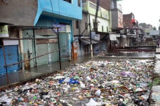 आसामान से हो रही मुसीबतों की बारिश