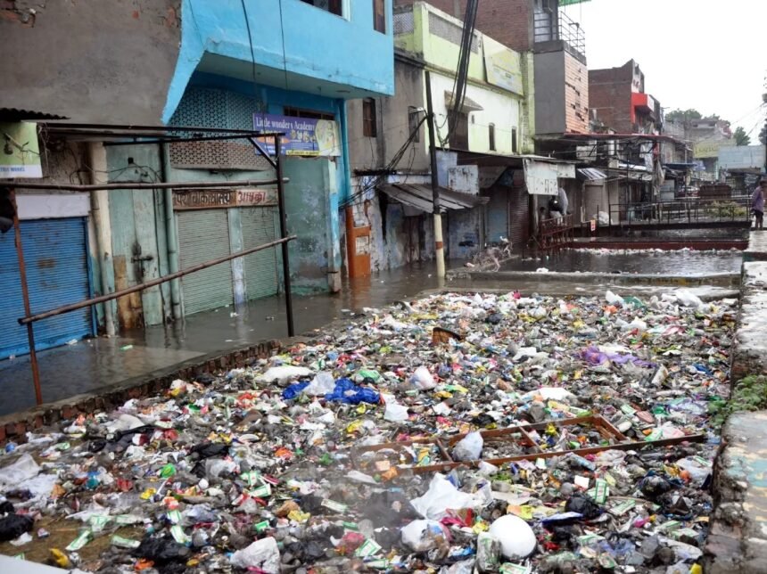 आसामान से हो रही मुसीबतों की बारिश