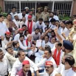 विरोध में सपाइयों का कलेक्ट्रेट पर हंगामा