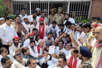 विरोध में सपाइयों का कलेक्ट्रेट पर हंगामा
