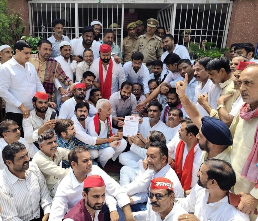 विरोध में सपाइयों का कलेक्ट्रेट पर हंगामा