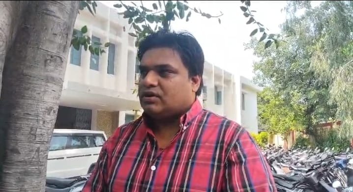 हॉस्पिटल में हंगामा करती है महिला चिकित्सक