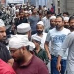 जुम्मे पर भारी संख्या में सड़कों पर फोर्स और मुस्लिम