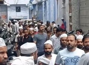 जुम्मे पर भारी संख्या में सड़कों पर फोर्स और मुस्लिम