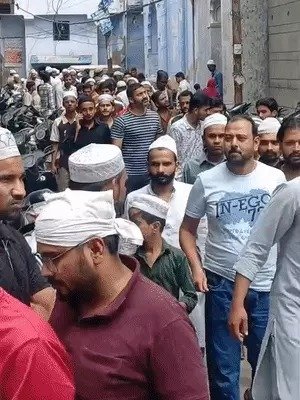 जुम्मे पर भारी संख्या में सड़कों पर फोर्स और मुस्लिम