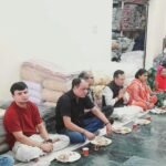 श्रमिकों के साथ भोजन कर भावुक हुए विनीत शारदा