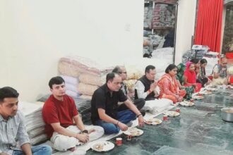 श्रमिकों के साथ भोजन कर भावुक हुए विनीत शारदा