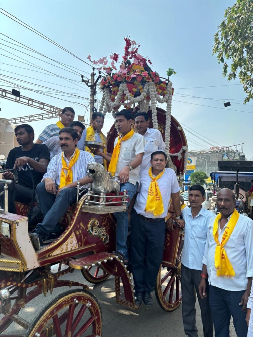विश्वकर्मा जन चेतना महासभा ने निकाली शोभायात्रा