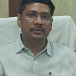 ये अफसर है या कोई फरिश्ता