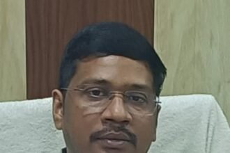 ये अफसर है या कोई फरिश्ता