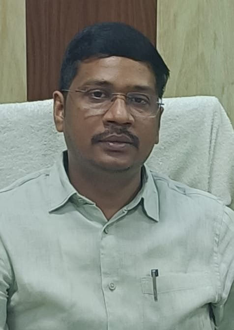 ये अफसर है या कोई फरिश्ता
