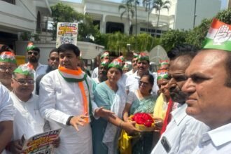 कांग्रेसियों ने घेरा कैंट विधायक का आवास