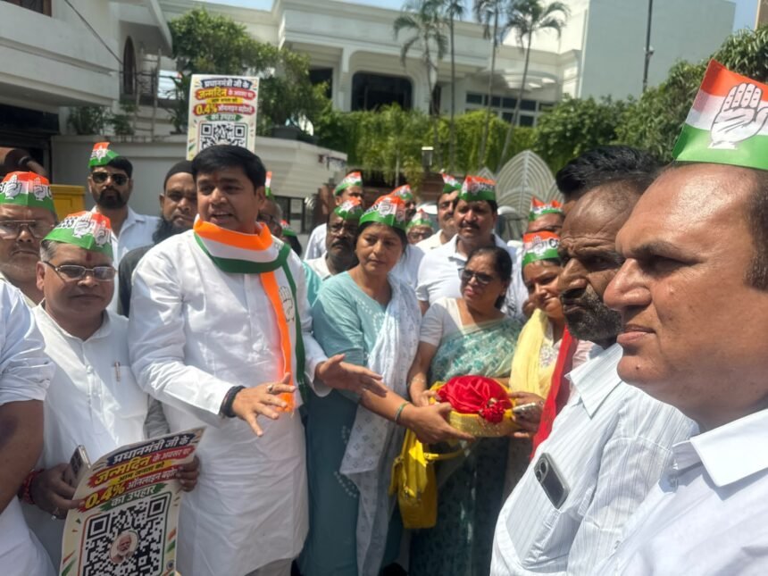 कांग्रेसियों ने घेरा कैंट विधायक का आवास