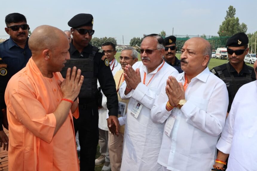 मुकेश सिंहल ने किया सीएम योगी का स्वागत