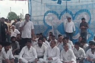 सरकार के साथ अफसरों पर वार कैसे संभव