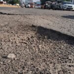 गड्ढों में गुम हो गयी शहर की सड़कें