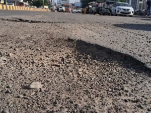 गड्ढों में गुम हो गयी शहर की सड़कें
