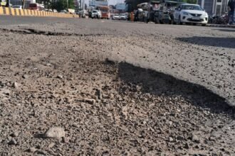 गड्ढों में गुम हो गयी शहर की सड़कें