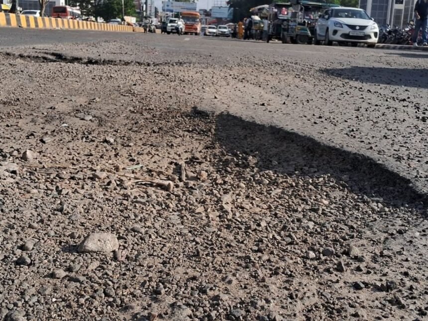 गड्ढों में गुम हो गयी शहर की सड़कें