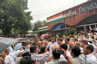 अफसराें को कांग्रेसियों ने दिखाया दम बोले रुकेंगे नहीं हम