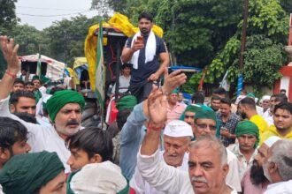 बारिश में ना ठंड़ा कर सकी किसानों का जोश