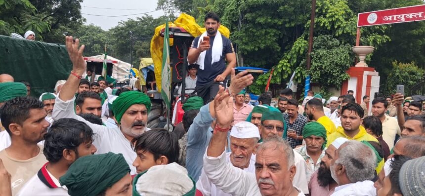 बारिश में ना ठंड़ा कर सकी किसानों का जोश