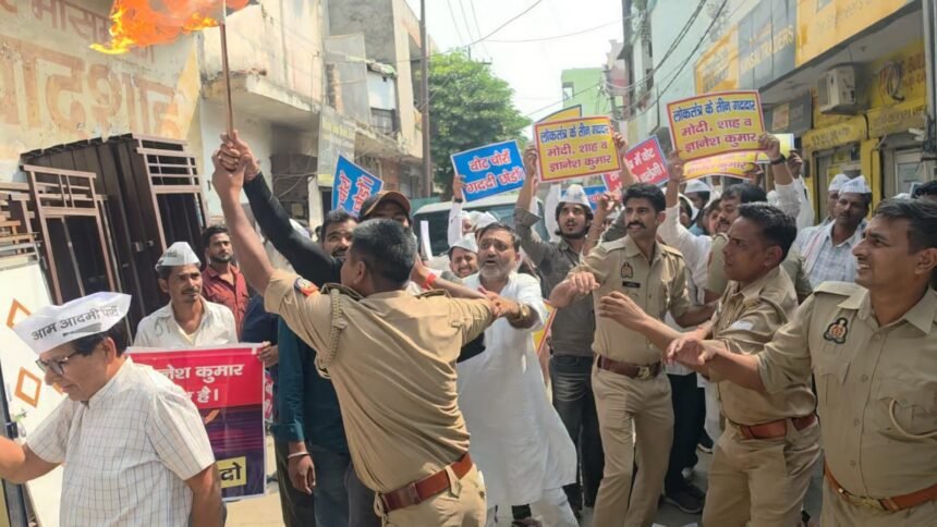आप ने फूंका मुख्य चुनाव आयुक्त का पुतला