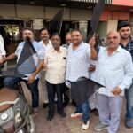 बाजारों में तेजी से लग रहे काले झंड़े