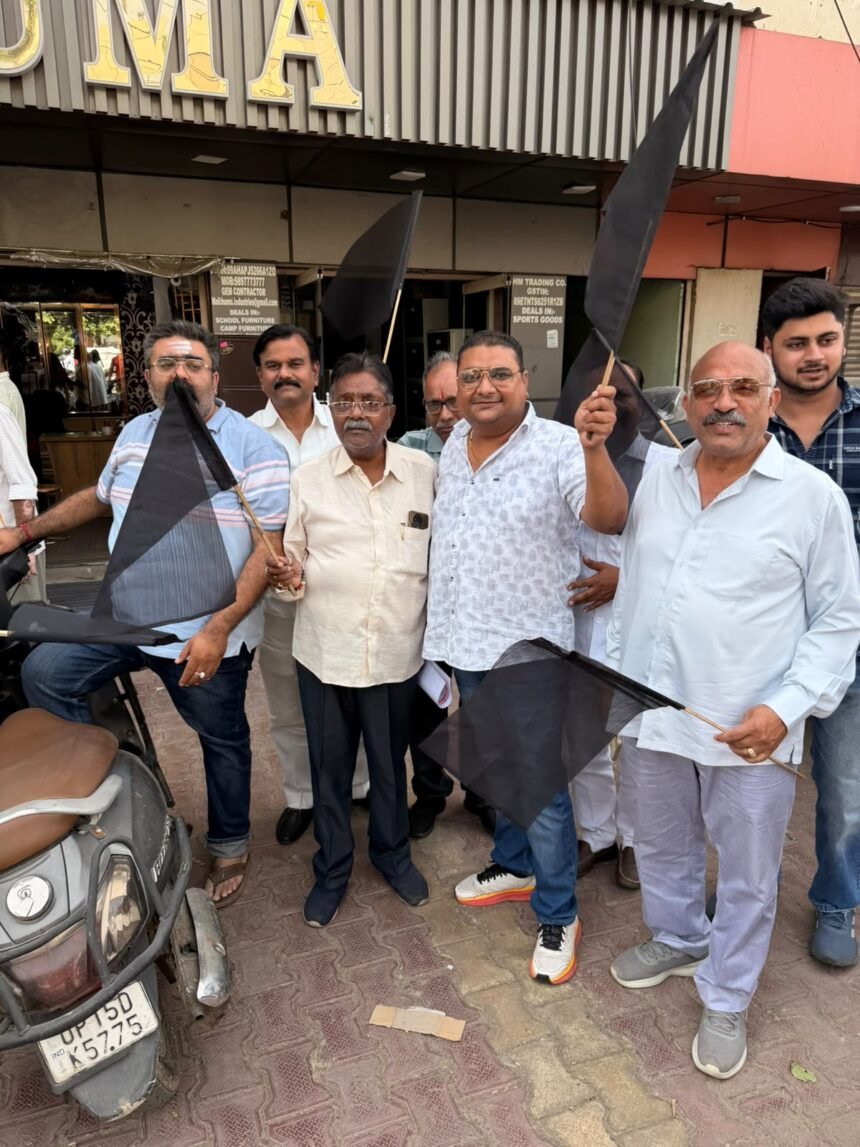 बाजारों में तेजी से लग रहे काले झंड़े