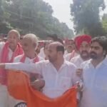 सपाइयों व पुलिस के बीच जमकर झीनाझपटी