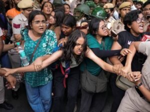 हाई वोल्टेज-ड्रामा तीखी झड़पें चप्पे-चप्पे पर फाेर्स