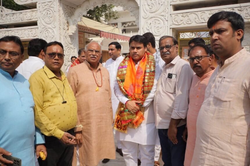 डा. स्वदेश व अंकुर शर्मा ने की काली पलटन में पूजा