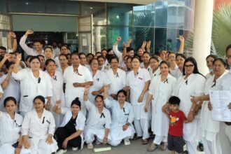नर्सेज संघ ने किया काली पट्टी बांधकर प्रदर्शन
